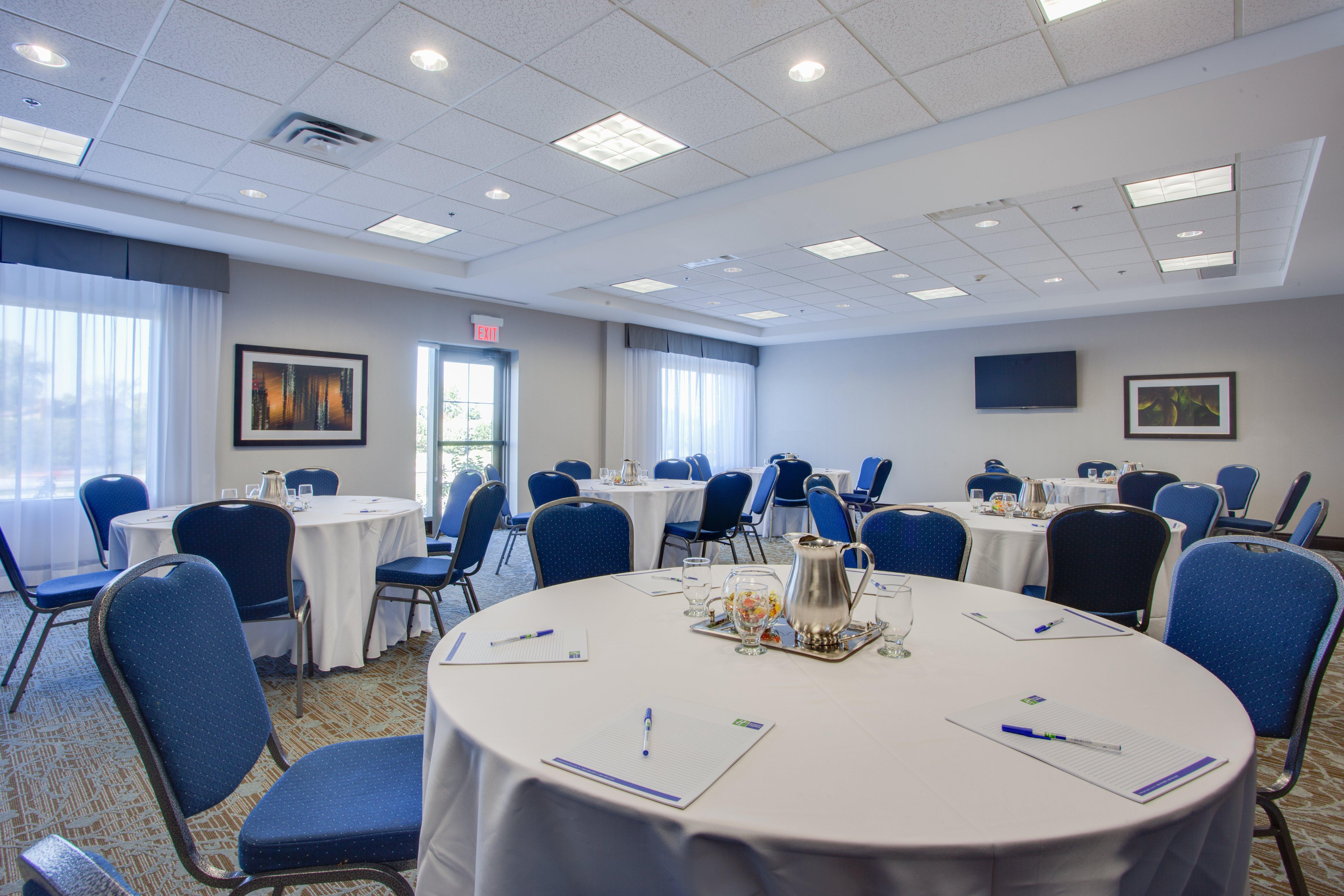 Holiday Inn Express & Suites Ottawa East-Orleans By Ihg Esterno foto